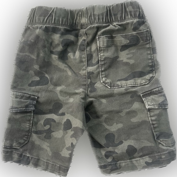 Old Navy Green Camo Cargo Shorts, Boys size XS (5) - Picture 2 of 3
